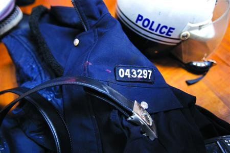 在閔行區(qū)虹橋派出所的一角，擺放著茆盛泉曾經(jīng)最愛的警服?！?43297”的警號、深色的警服依稀可見已經(jīng)凝固的血跡，警用皮帶也斷裂了。