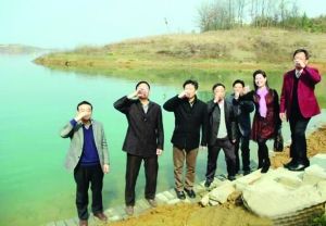 活動儀式現(xiàn)場，一眾人舀起漳河水直接喝下