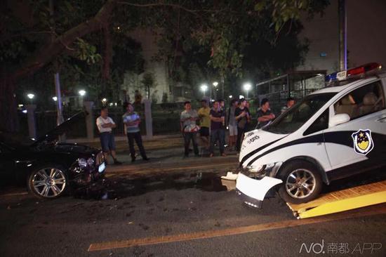 當(dāng)時(shí)賓利司機(jī)去筆架山爬山，車(chē)停在路邊，剛回來(lái)便發(fā)現(xiàn)車(chē)輛發(fā)生了事故。