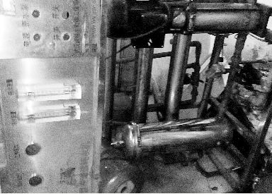 漢陽某無證水廠使用的破舊設(shè)備。