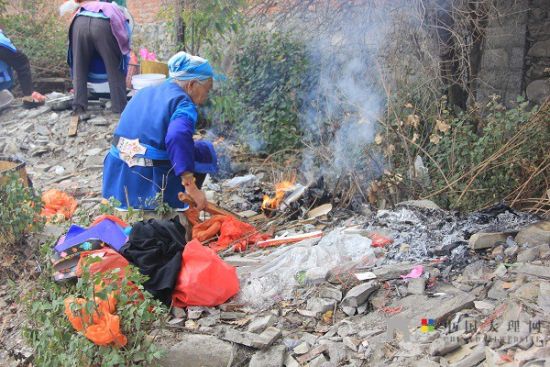 老人們準(zhǔn)備好松香紙錢(qián)等祭祀用品，虔誠(chéng)祈福。
