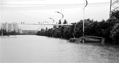 6月28日，南京暴雨致云臺山河漫堤，祿口機(jī)場高速雙向封閉 供圖/CFP