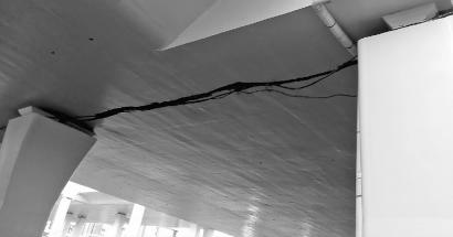 快速路下面不太順直的伸縮縫新文化記者崔寶峰 攝 快速路下面不太順直的伸縮縫新文化記者崔寶峰 攝