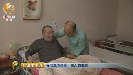 每天凌晨5點(diǎn)多，老姜就起床。幫老人挨個洗臉，口腔護(hù)理，換尿墊，擦身。