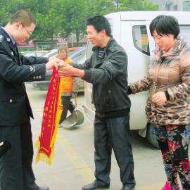 何姜姜的父母給民警送錦旗。