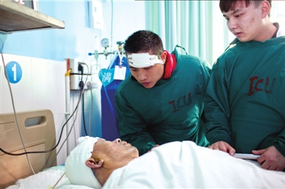 11月16日，王冬（頭部包裹紗布者）在照顧李大爺