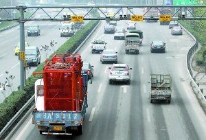 內(nèi)環(huán)高速連應急車道也被社會車輛占用著，3月嬰兒最后病重離世