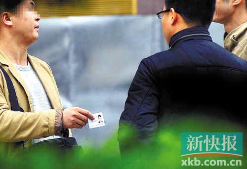 在進(jìn)行了近半個(gè)月暗訪調(diào)查中，有證販子告訴記者稱，二代身份證買賣已形成產(chǎn)業(yè)鏈，不僅貨源穩(wěn)定，生意也是相當(dāng)紅火?！稣褟V場(chǎng)附近，一名男子正向記者兜售二代身份證。