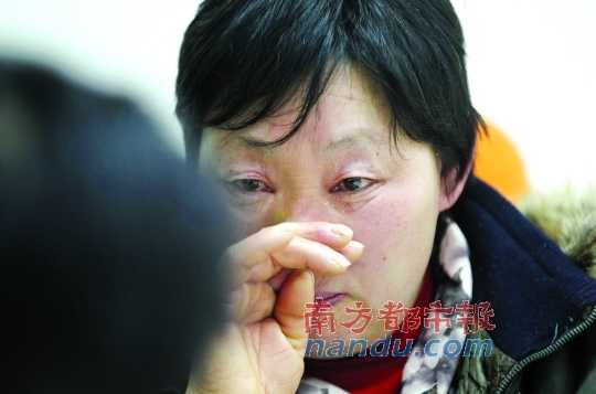 　　聽聞判決結(jié)果，被害人母親楊書會(huì)控制不住眼淚。南都記者徐文閣攝