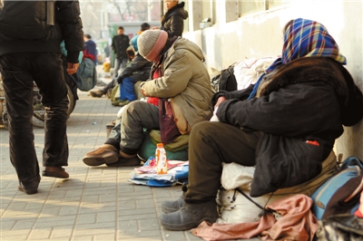 昨天，仍有流浪人員在路邊居留。本報(bào)記者譚青攝/視頻