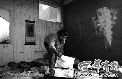 　西安市解放路與東大街十字西北角的一棟待拆遷的樓房中，陳露山整理自己每天看的報紙