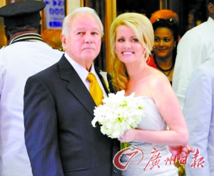 二00一年，埃德文和特里娜舉行婚禮。