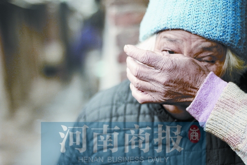 鄭州一老太走過菜市場(chǎng) 送給閨女的6只凍雞不翼而飛 鄭州一老太走過菜市場(chǎng) 送給閨女的6只凍雞不翼而飛