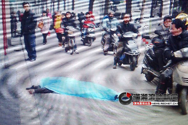 2月4日早上8時(shí)30分許，長(zhǎng)沙人民中路255號(hào)一棟住宅樓露天樓梯6樓頂部，一名三十多歲的中年男子跳下