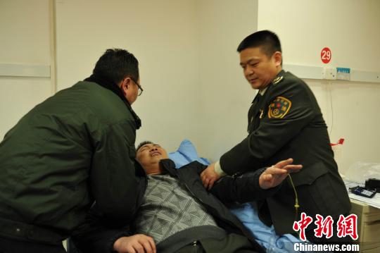 被“黑車(chē)”頂跑近5公里的執(zhí)法隊(duì)員周應(yīng)鑄被送至醫(yī)院急救?！￠Z成全　攝