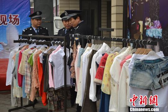 警方展示的部分被盜服裝。　宋立超　攝