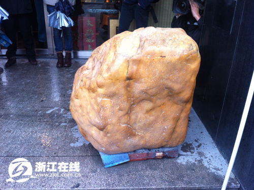 女子倒車時(shí)撞壞一塊“石頭”被要求賠償50萬元 女子倒車時(shí)撞壞一塊“石頭”被要求賠償50萬元