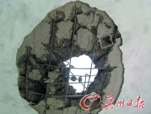 被雷電擊穿的民房。