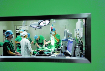 昨晚，醫(yī)生為小進(jìn)進(jìn)做截肢手術(shù)。