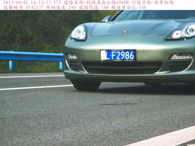 　保時捷飆車被拍瞬間。湖北省高警總隊供圖