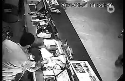 第三名白衣男子沖進柜臺內(nèi)對女服務員一頓拳打腳踢。