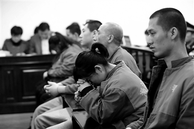 昨日，因涉嫌誘騙男網(wǎng)友進行高額消費，海淀區(qū)一咖啡廳負(fù)責(zé)人及“吧女”等14人受審。新京報記者 王貴彬 攝