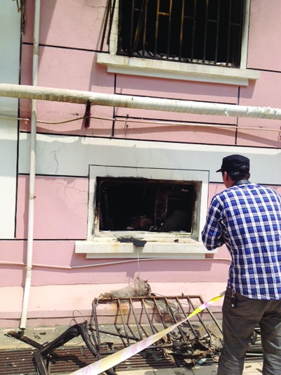 窗戶(hù)被燒得面目全非。