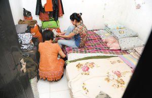 在米家崖一民房?jī)?nèi)，母親蹲在地上幫身陷傳銷的女兒穿鞋，但遭到女兒拒絕