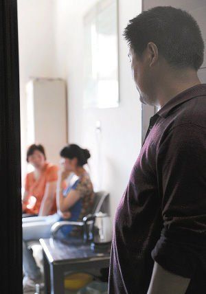 妻子在房?jī)?nèi)勸說(shuō)女兒時(shí)，楊師傅守在門外