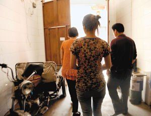 在眾人的勸說(shuō)下，娟娟跟著爸媽走出了傳銷窩點(diǎn)