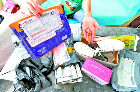 昨日,沙坪壩區(qū)遠(yuǎn)祖橋,彭小姐這幾天收到的一堆包裹。記者吳珊攝