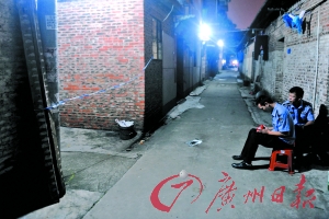 事發(fā)出租屋前拉起了警戒線，警方正在現(xiàn)場調(diào)查。記者陳楓攝