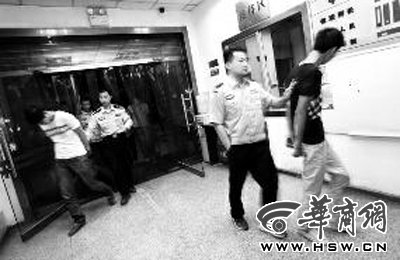 三人搶劫孕婦后，被警方和群眾合力抓獲 王警/攝