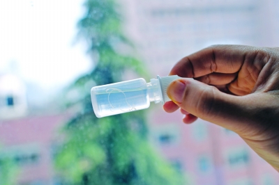 女童眼里取出的線蟲。吳葉青 攝