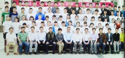 個(gè)不同班級(jí)的畢業(yè)照，前排除了最左邊一位老師外，完全一致。