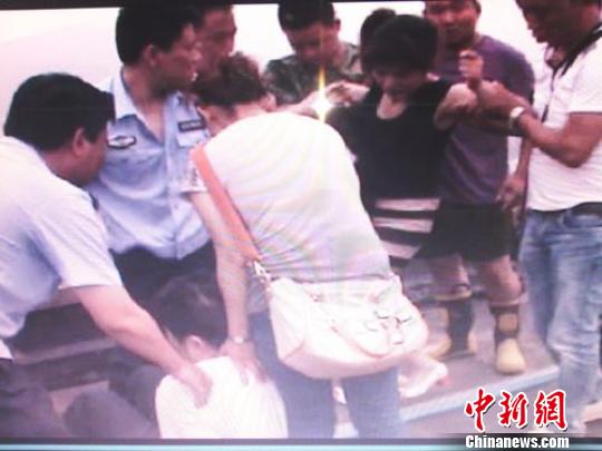 宗德宇緩緩靠近跳樓女子?！O程　攝