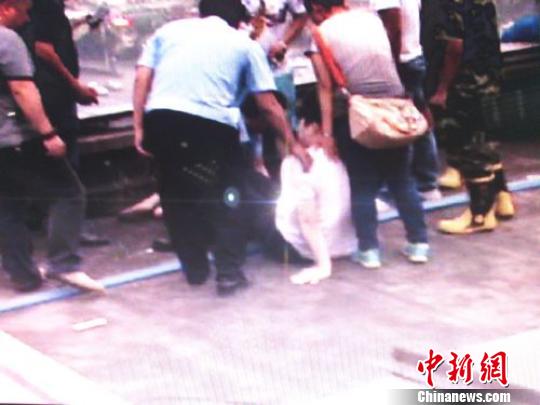 宗德宇緩緩靠近跳樓女子?！O程　攝