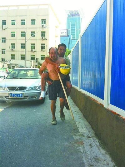 “謝謝，我們身上灰多，怕把車弄臟了”