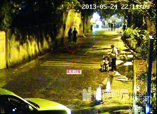 監(jiān)控視頻中（紅圈處），男子尾隨女學(xué)生試圖進(jìn)行猥褻。通訊員供圖