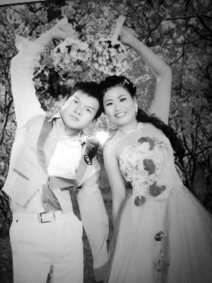 結(jié)婚照中的阿妮笑容燦爛，現(xiàn)實中，這對“跨國速成夫妻”還處在并不愉快的磨合過程中 本版均為資料圖片