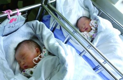 同一天出生的兩個(gè)寶寶，長(zhǎng)的也很像。（左為男弟弟，右為女姐姐）