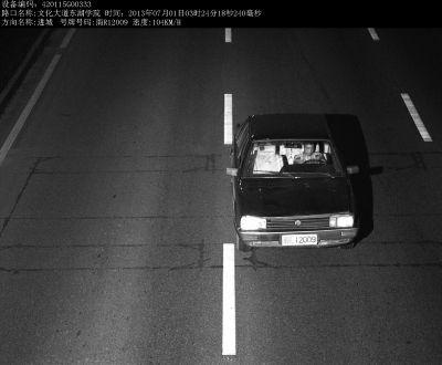 警方就是通過(guò)這張清晰的視頻圖片找到嫌犯。