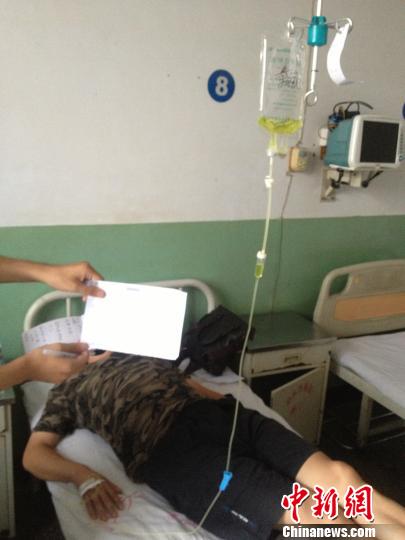 　被毆打記者正在當?shù)蒯t(yī)院接受治療，診斷顯示為腹股溝軟組織挫傷。穆玉良 攝