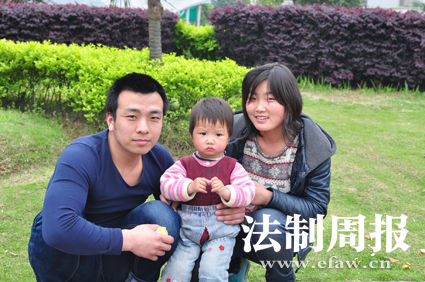 重獲自由后，張艷勝一家三口在一起