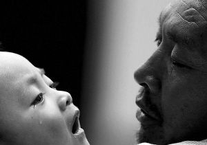 小憲揚(yáng)看著爺爺，眼角流下了淚水