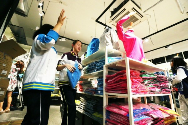 　9月12日，北京，十一學(xué)校在推出三大類、超過40款“最潮”校服，吸引學(xué)生搶購。