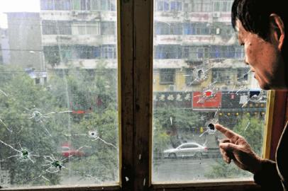 10月17日，朱先生家窗戶被擊穿。