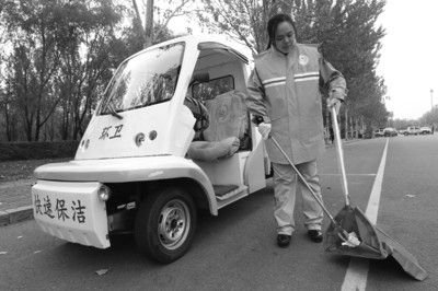 比賽之前張起超在多功能清潔車前練習動作。