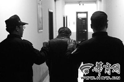　昨日，西安市長延堡派出所，砍傷醫(yī)生的插隊患者已被警方控制 本報記者 張喆 攝