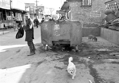 昨日，村民在通州區(qū)馬駒橋的這個(gè)垃圾箱旁，發(fā)現(xiàn)一被棄男嬰，急救人員趕到后確認(rèn)男嬰已死亡。新京報(bào)記者 黃月 攝